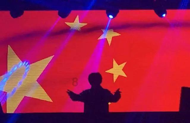 习近平同法国总统马克龙就中法建交60周年互致贺电